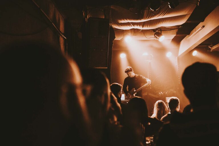 guitarist-playing-an-electric-guitar-in-a-concert-QFX88MD.jpg