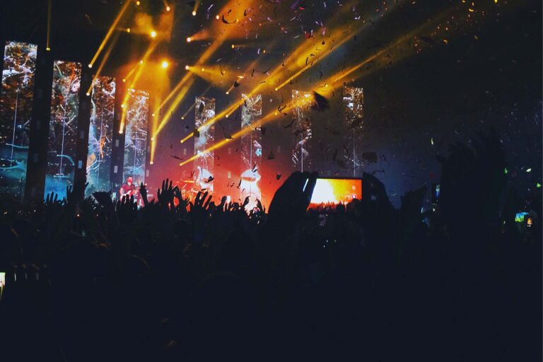 people-enjoying-a-band-concert-J5BZEWX.jpg